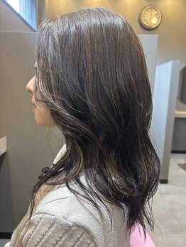 ”白髪は隠さず活かして、自分らしく楽しみたい”そんなあなたの願いに寄り添い、理想を叶えるサロン◎