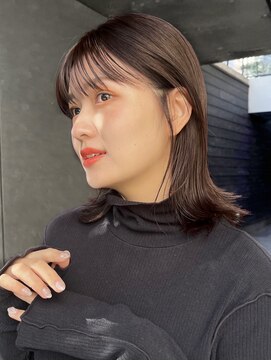 ミディアムレイヤー大人ガーリーダークアッシュ似合わせカット