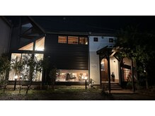 ミーテ(miite)の雰囲気（夕方の外観）