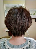 上ふんわりと、えり足すっきりめのショートスタイル