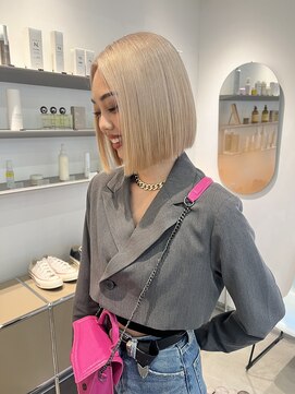 オンヌ(onnu) ホワイトブロンド＆切りっぱなしボブ