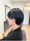 ブルーブラック耳掛けショートヘア