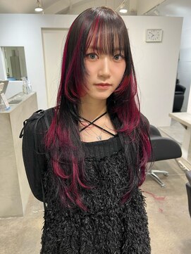 ジーナ オモテサンドウ(XENA) レイヤーカットにポイントブリーチとエクステでデザインカラー