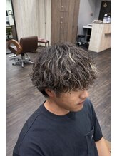 《シャドウパーマ》スタイリングが簡単に仕上がるカジュアルなスタイル【メンズ】