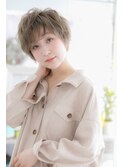 個性的ホワイティグレージュ外国人風無造作束感ショートa1