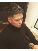 毛先の緩くなったパーマを活かしたフェードカット