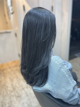 リリー(Lily) 暗髪でも軽やかなレイヤースタイル