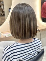 ヒビヲ(HIBIO) ワンブリーチダブルカラーハイトーンショート切りっぱなしボブ