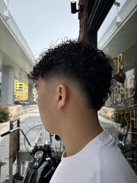 フォーコーナーズ(Four Corners) バーストフェード/マレットヘア/スペインカール/スキンフェード