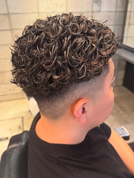 フランクスバーバー アンド ビアークラブ(FRANK'S BARBER and BEER CLUB) パーマフェード