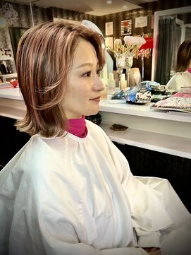 アビアンドアッシュ(Abi&Ass) 外ハネ×顔まわりレイヤーで印象アップ(白髪ぼかしアンブレラ)