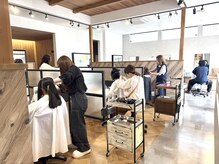 アンドビー(&b.)の雰囲気（北側フロアはお席にパーテッションが付いています《髪質改善》）