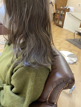 インビテーション(invitation) 【guest style】オリーブグレージュのミディアムレイヤー