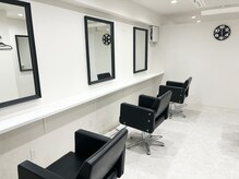 エース(ACE)の雰囲気（白を基調とした清潔感あふれる店内です）