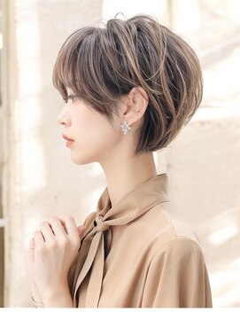 ウシワカマルガーデン(ushiwakamaru Garden) ショートボブ/白髪ぼかしハイライト/明るい白髪染め/白髪染め