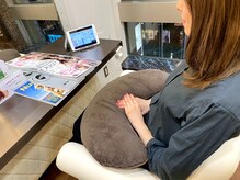 施術中はお膝元にクッションを☆
