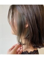 スリー(THREE)&nbsp;インナーカラー ペールカーキ 柔らかミニボブ