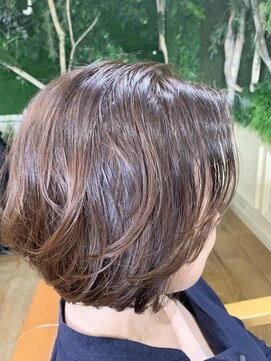 レガーロ(regalo) ショートボブ・前下がりぎみ・ゆるウェーブ