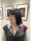深みネイビーカラー×プツッとモードボブスタイル
