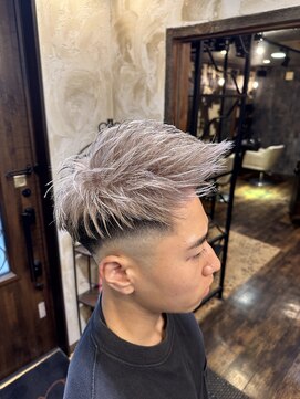 ヘアー クリエイト カルバリ(HAIR CREATE Calbari) スキンフェード×ホワイトシルバー