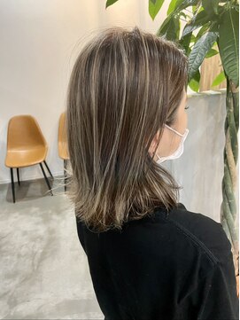 シヨン(ciyon.) 透明感ベージュ☆外ハネくびれミディ