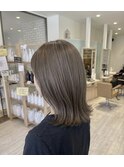 透明感抜群！赤みを抑えたグレージュ×外ハネミディアム