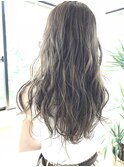 大人かわいい無造作ウェーブ・グレージュ・美肌