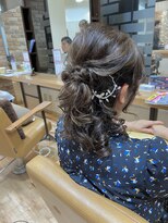 ヴィサージュクルー(VISAGE crew)&nbsp;華やかなハーフアップデザイン！