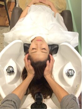 レアヘアー(lea HAIR)の写真/頭から、身体の不調を整える。<ラウロミSPA>のヘアケアが全身をほぐす…贅沢な自分時間をお過ごしください