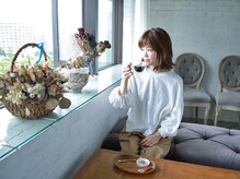 至れり尽くせりのウェルカムドリンクにマンツーマン施術［栄/イルミナカラー/インナーカラー］