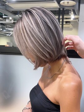 シオン(shion) 似合わせカットホワイトブロンドメルティカラー_ba472391