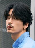 大人の抜け感を演出する、今トレンドのフェザーパーマ