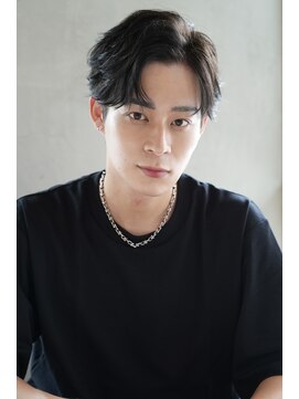 リリー(Lilly) フェザーパーマ×ブルーブラックでナチュラルコンマバングヘアに