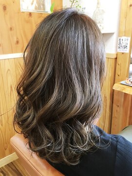 ララテラス(LaLa Terrace) ハイブルーアッシュグラデーション×ゆるふわくびれミディ