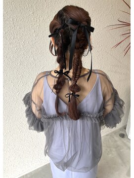 キュー(que) ツイン編み下ろし　リボンヘア