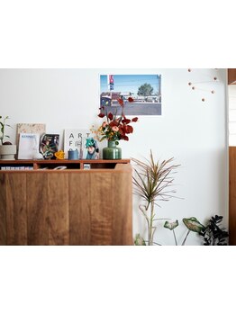 【学芸大学駅徒歩30秒】木製素材と白ベージュを基調とした空間、「人々の落ち着ける場所」