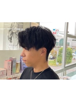 今ビジネスマンの予約が多いニュアンスパーマのセンターパートで、朝の時間も楽に◎[甲府/フェザーパーマ]