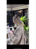 レイヤーボブハイライトブリーチレイヤーハイトーングレージュ