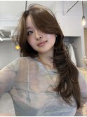 くびれ効果たっぷりの品のあるレイヤーロングヘア