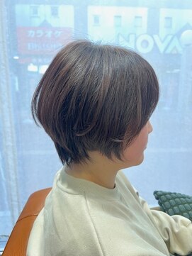 襟足をタイトにふんわりショート