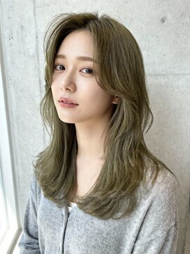 外ハネボブ前下がりボブレイヤーボブミルクティーグレージュ髪型