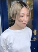 根元残しブリーチ　センターパートショート　ブロンド　アッシュ