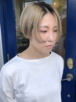 ヘアーサロン ビー(hair salon b.)&nbsp;根元残しブリーチ　センターパートショート　ブロンド　アッシュ