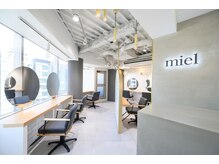 ミエルヘアーエスト 新宿店(mielhair est)の雰囲気（自然光が差し込み明るい店内/落ち着いた空間で施術【新宿】）