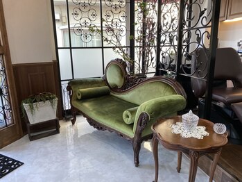 オマージュ(hommage)の写真/【市川駅/市川真間駅/白髪染め】オーナーこだわりのラグジュアリーな上質空間でお迎えします。