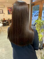 シー 岡崎(,SHE) 背中を彩る光のヴェール。究極のツヤで魅せる、完璧なロング