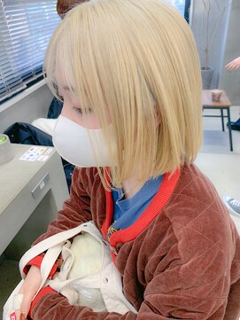 テトヘアー(teto hair) ホワイトブロンド、ブロンド、ブリーチオンカラー、スリーク