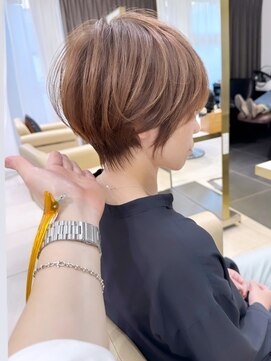 アンド ストーリーズ(&STORIES) 大人可愛い前髪ありのひし形マッシュショートパーマ30代40代