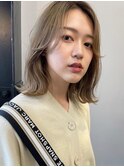 ホワイトベージュ 外ハネミディアムレイヤー