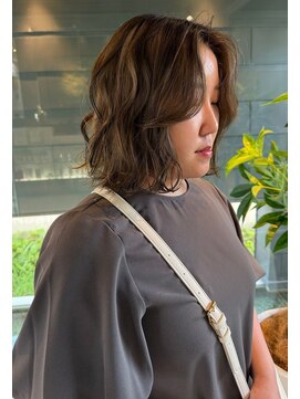 カーリーボブ×ベージュ　ローライトミックス